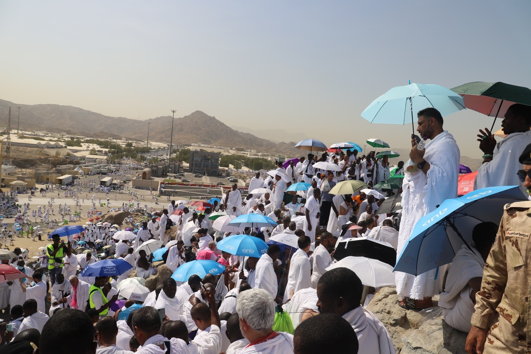 "العليمي" يطمئن على الحجاج اليمنيين ويشيد بجهود السعودية في خدمة ضيوف الرحمن