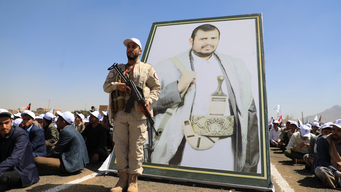 هل الحوثيون في ورطة؟ صراع إيران وإسرائيل يضعهم على المحك!