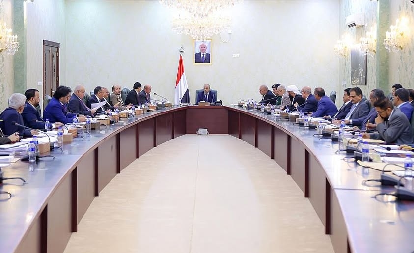 الحكومة اليمنية تتوعد المؤسسات التي تمتنع عن التوريد للبنك المركزي