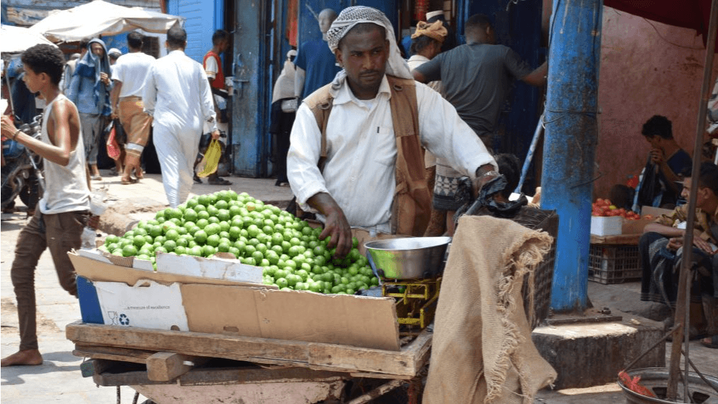 الريال اليمني يهوي إلى أدنى مستوى تاريخي ويزيد الأزمة الإنسانية سوءًا