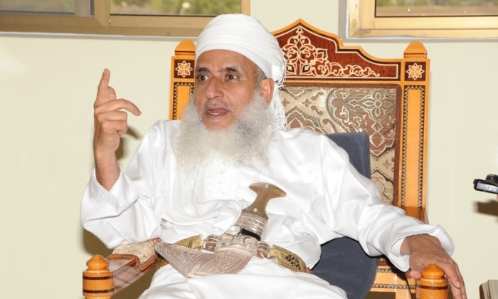 مفتي عُمان يثني على دور أبطال اليمن في إدخال المساعدات إلى غزة، ويحذر من هذا الأمر!