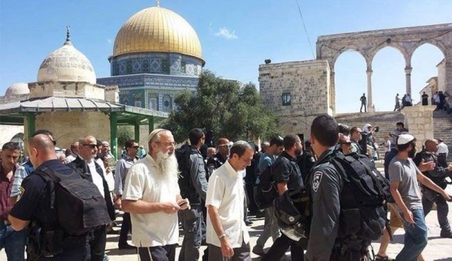 عشرات المستوطنين يدنسون باحات الأقصى المبارك