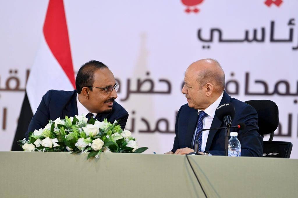 'العليمي' يوجه بتحويل 20 مليار ريال شهريا من إيرادات حضرموت إلى مأرب