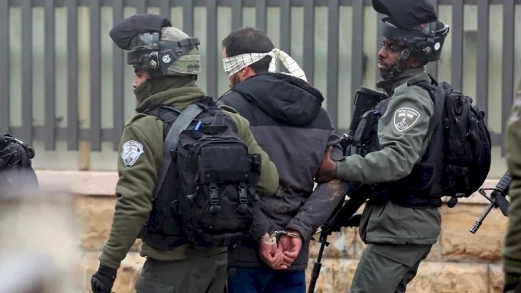مداهمات واعتقالات واسعة في صفوف المواطنين الفلسطينيين بالضفة