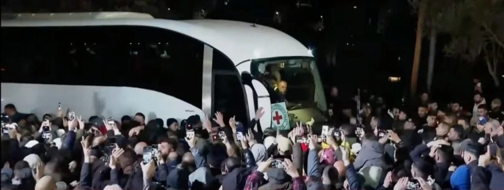 الاحتلال يفرج عن الدفعة السابعة من الأسرى ضمن صفقة التبادل