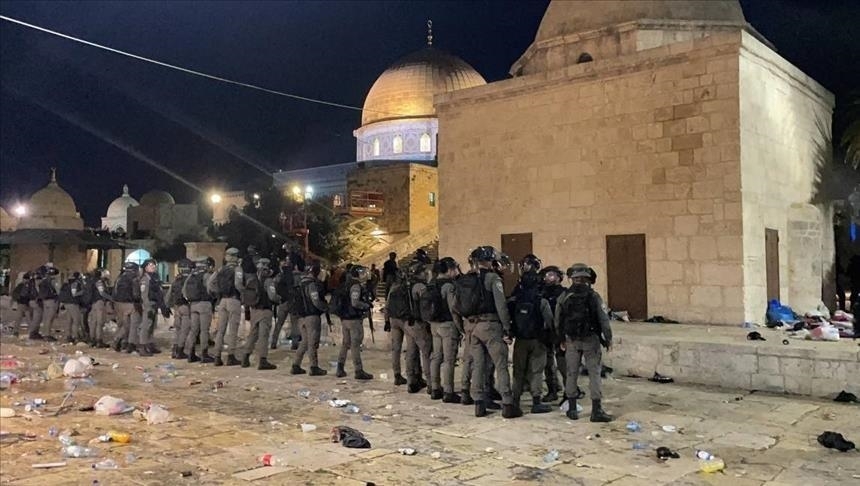 الاحتلال يعتدي على المصلين في الأقصى ويمنع الاعتكاف بالقوة