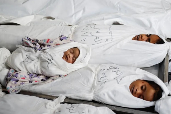 استشهاد 10 فلسطينيين بينهم أم وأطفالها الستة بقصف صهيوني استهدف رفح ودير البلح