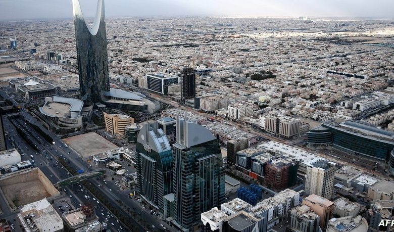 تلغراف.. المال والخمر المهرّب: الوجه الخفي لحياة الأجانب في السعودية