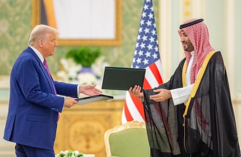 ترمب عاد بقصرٍ طائِر محملاً بالذهب والشيكات!.. ماذا بعد؟