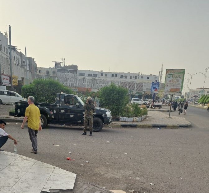 فصائل الانتقالي تخنق صرخات النساء المطالبات بالحياة الكريمة في عدن