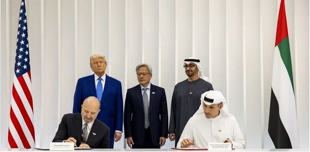 يهودي إماراتي يقود الصفقات التريليونية لتقريب واشنطن من أبوظبي.. فمن هو؟