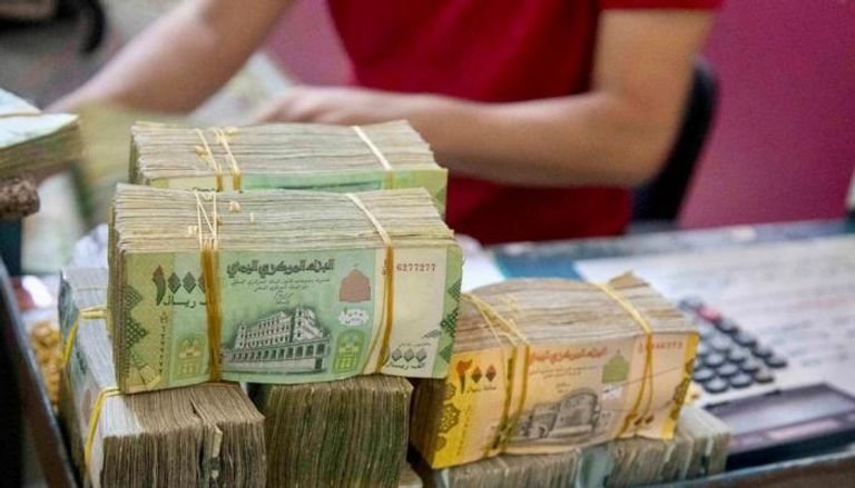 الدولار يواصل الإطاحة بالعملة المحلية.. مستجدات أسعار الصرف في عدن
