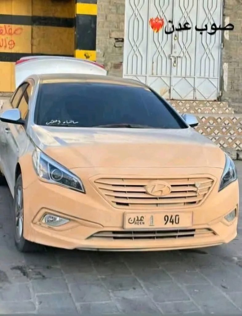 العثور على أربع جثث داخل سيارة في مثلث العند بلحج.. الأسماء + صورة السيارة