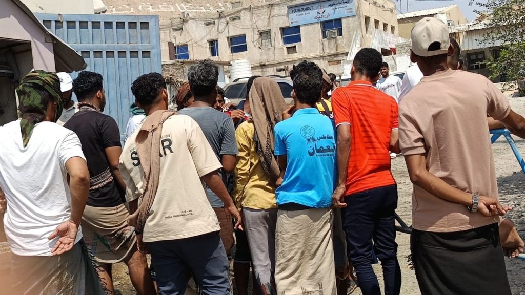 وقفة احتجاجية للمواطنين أمام طوارئ كهرباء المكلا