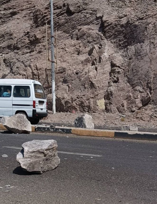 انهيار صخري يقطع أهم الطرق الرئيسية في عدن