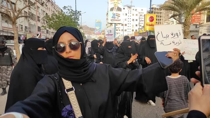 ناشطة عدنية تخضع للتحقيق بسبب الاحتجاجات النسوية 'وثيقة'