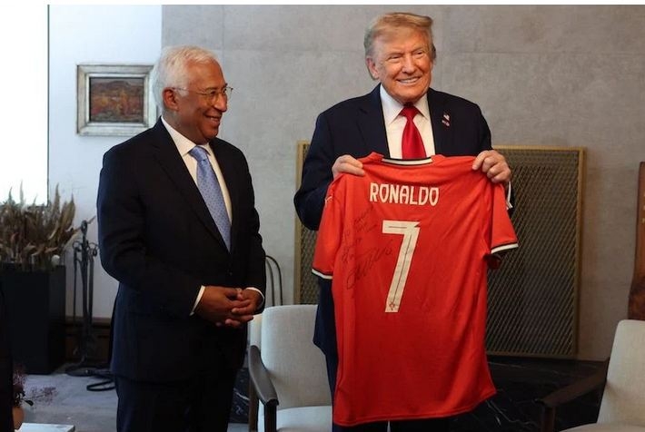 النجم البرتغالي رونالدو يُهدي ترامب قميصًا يحمل رسالة مهمة
