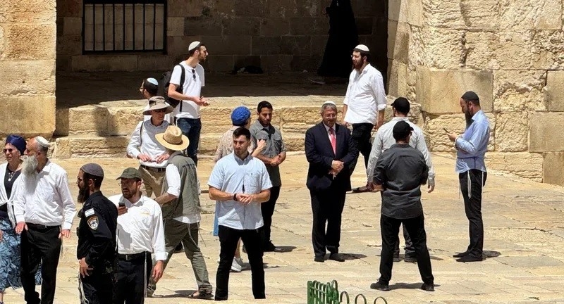 عشرات المستوطنين المتطرفين يقتحمون المسجد الأقصى