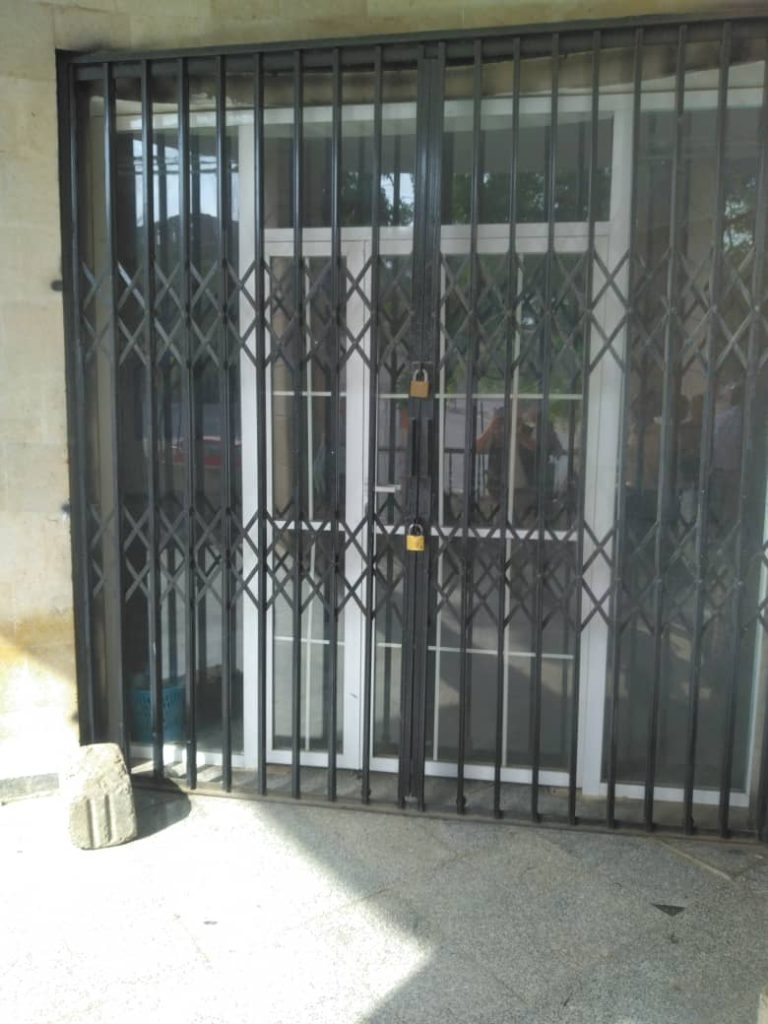 فضيحة أمنية في تعز.. إغلاق مكتب حكومي من قبل مسلحين