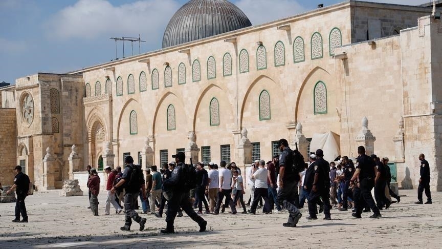 عشرات المستوطنين يجددون تدنيس الأقصى