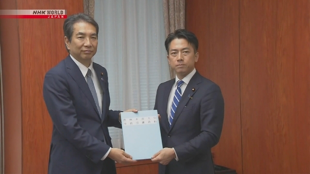 New agriculture minister Koizumi officially takes over duties
