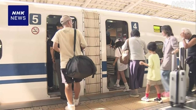 Crowds peak on trains, flights as summer holidaymakers head home