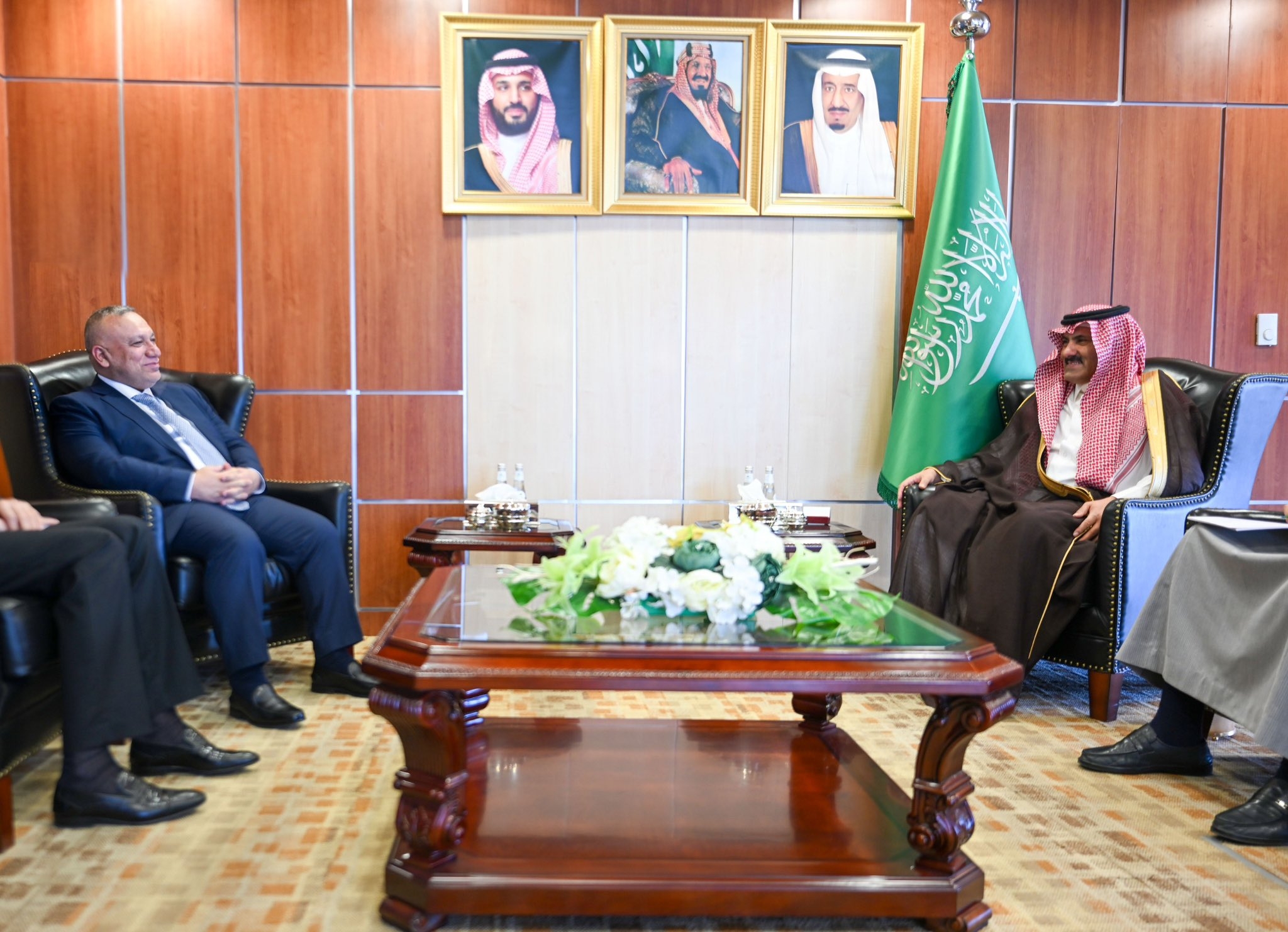 سفير السعودية لدى اليمن يقول إنه ناقش مع نظيره العراقي مستجدات الأزمة اليمنية