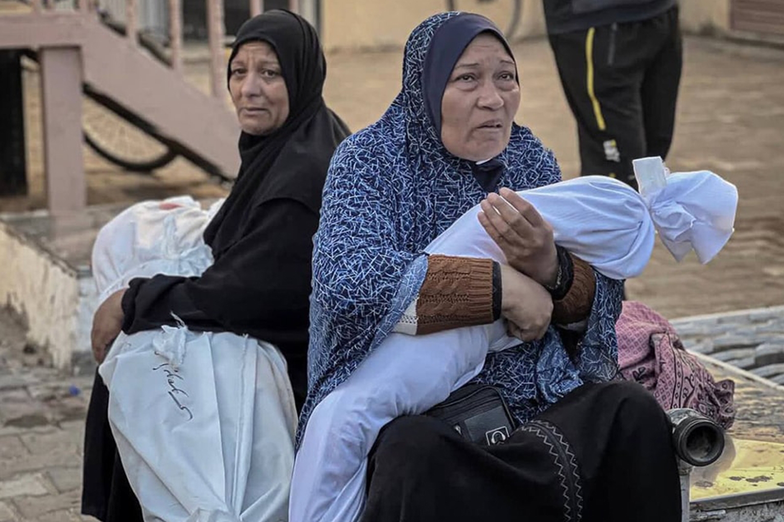 39 شهيد بنيهم عائلتان أبيدتا… و'الأونروا': 69% من مساحة القطاع خاضعة لأوامر تهجير