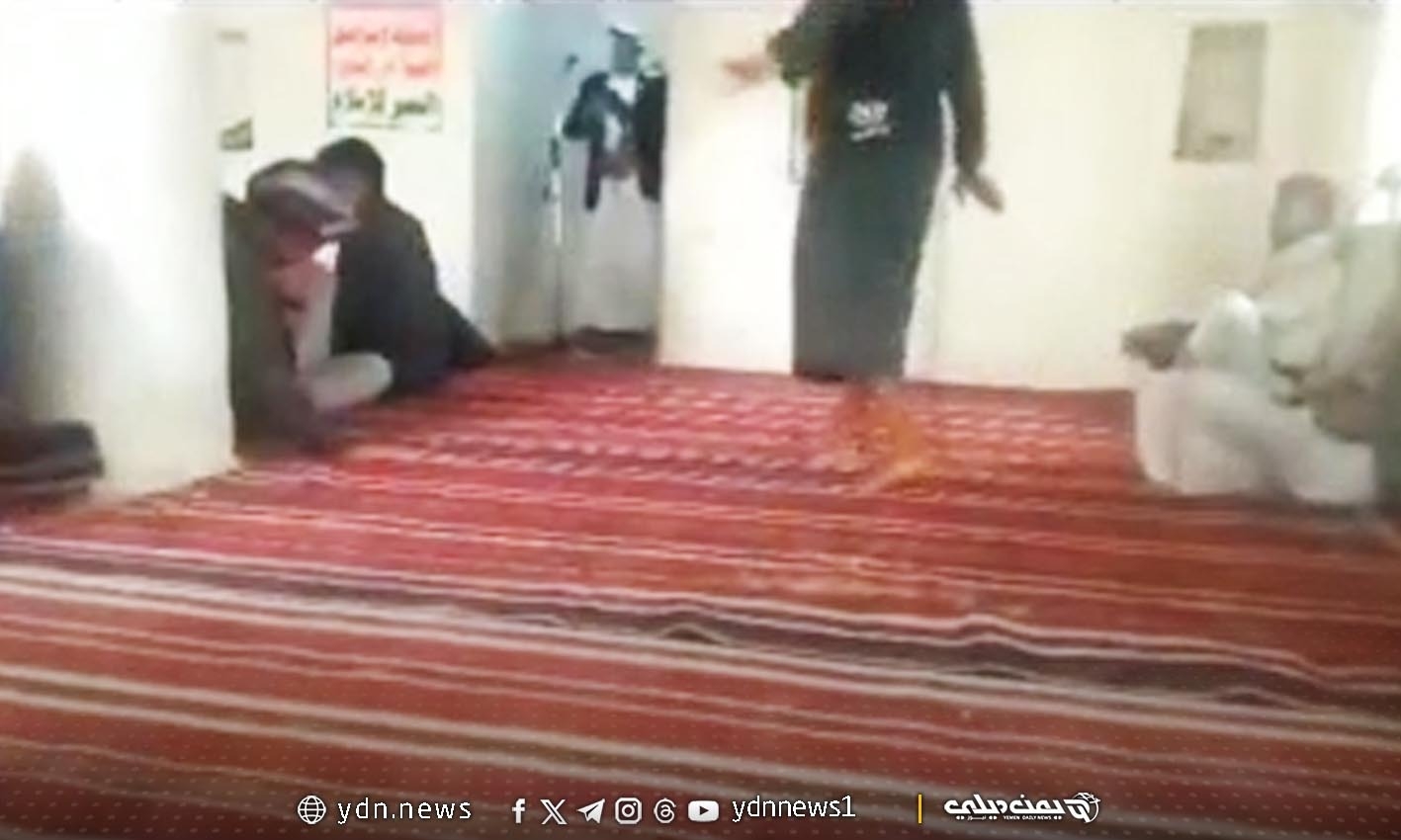 فيديو: مصلّون يطردون خطيبًا فرضه الحوثيون في مسجد بسنحان محافظة صنعاء