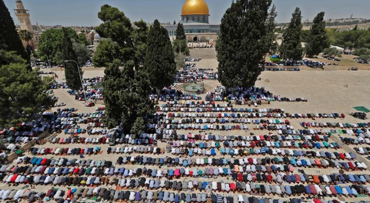 عشرات آلاف الفلسطينيين يؤدون صلاة الجمعة في المسجد الأقصى