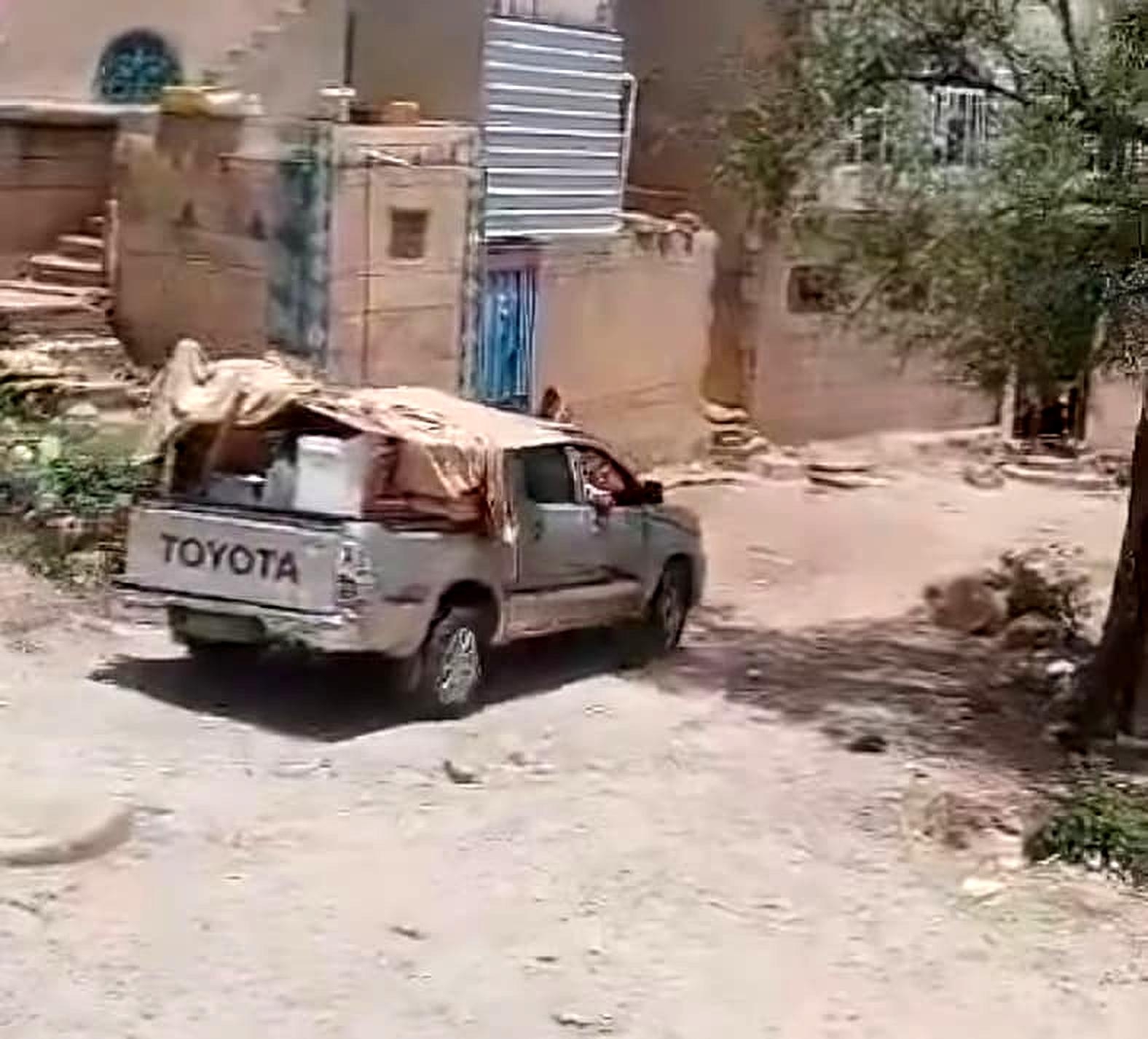 حقوقية تنشر فيديو يوثق نهب أثاث مسؤول محلي بعد اقتحام الحوثيين لمنزله في المحويت