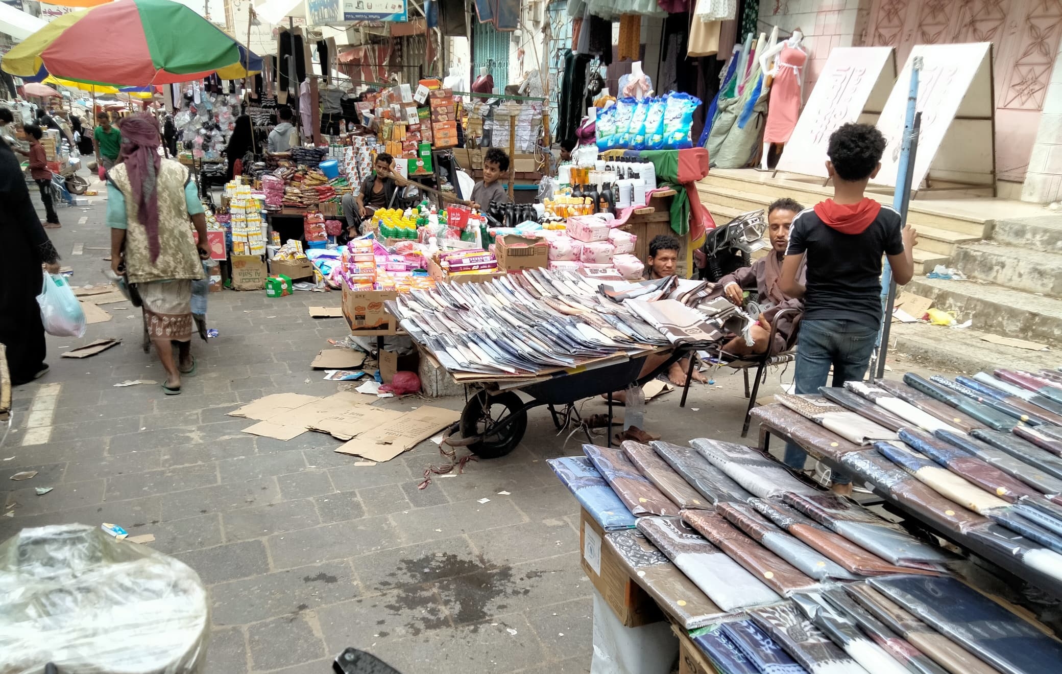 الحوبان تزحف صوب أسواق تعز مع اقتراب العيد رغم الحواجز والعقبات
