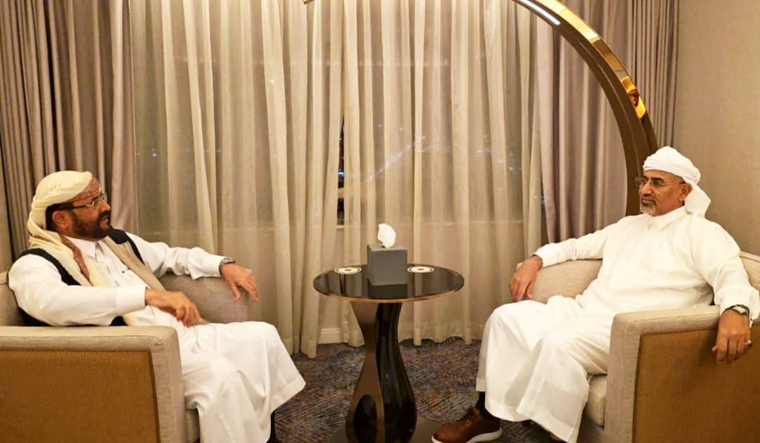 لقاء يجمع عضوي الرئاسي اليمني العرادة والزبيدي يناقش الأزمة الاقتصادية