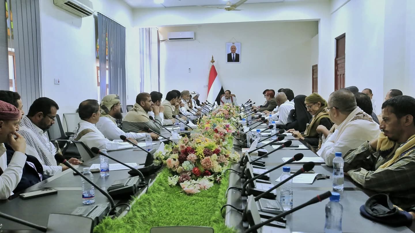 سلطات مأرب تُلزم المستوردين بالبيع بالريال وتحظر على المواطنين شراء العملات الصعبة