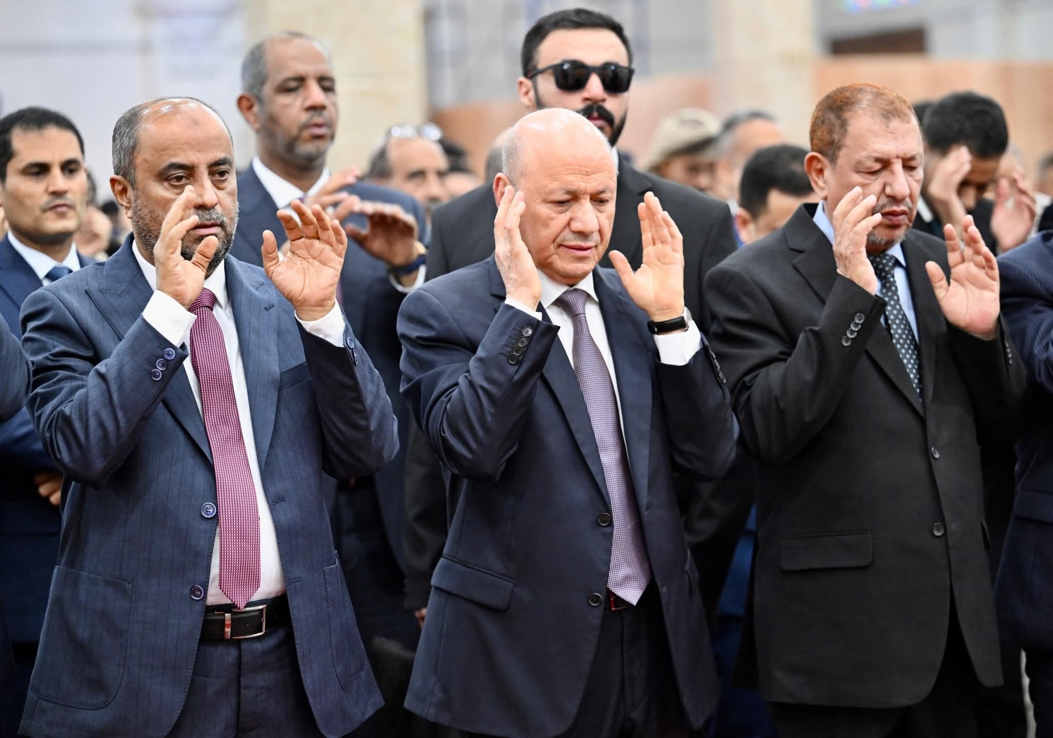 الرئيس العليمي يؤدي صلاة عيد الأضحى في عدن ويستقبل جموع من المهنئين