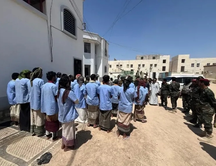 الكشف عن إقدام مليشيا الحوثي على إجبار السجناء للتجنيد