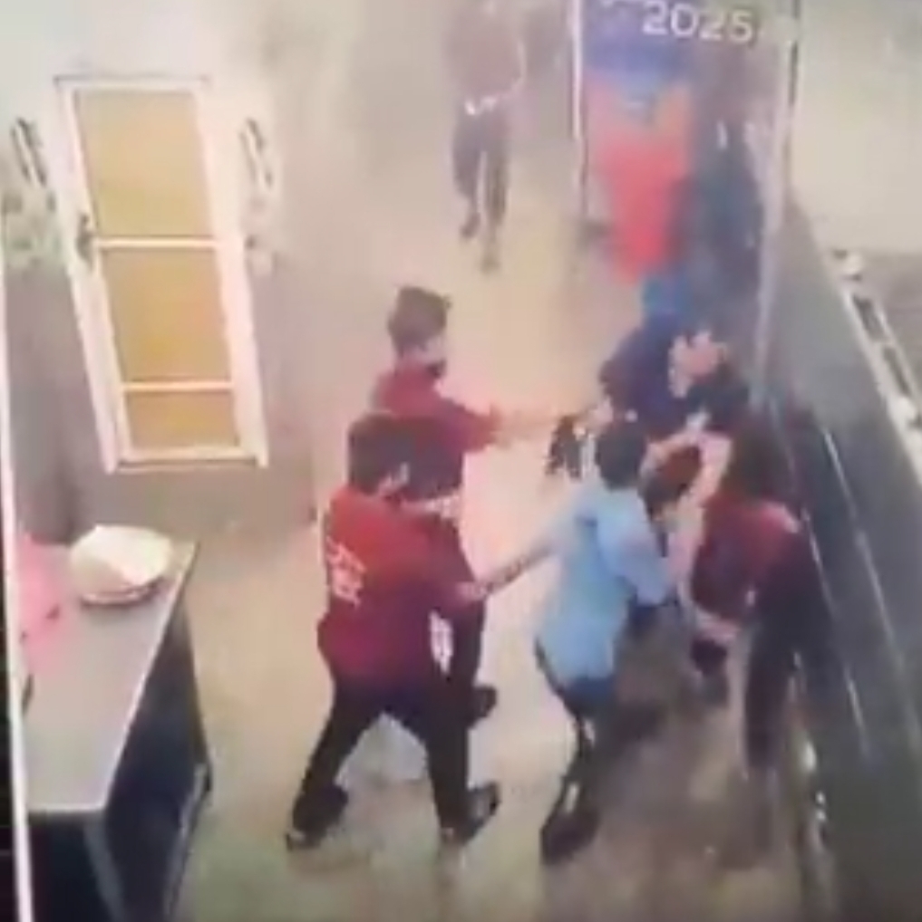قيادي حوثي يقتحم مطعم في إب ويعتدي على احد العمال بالضرب المبرح