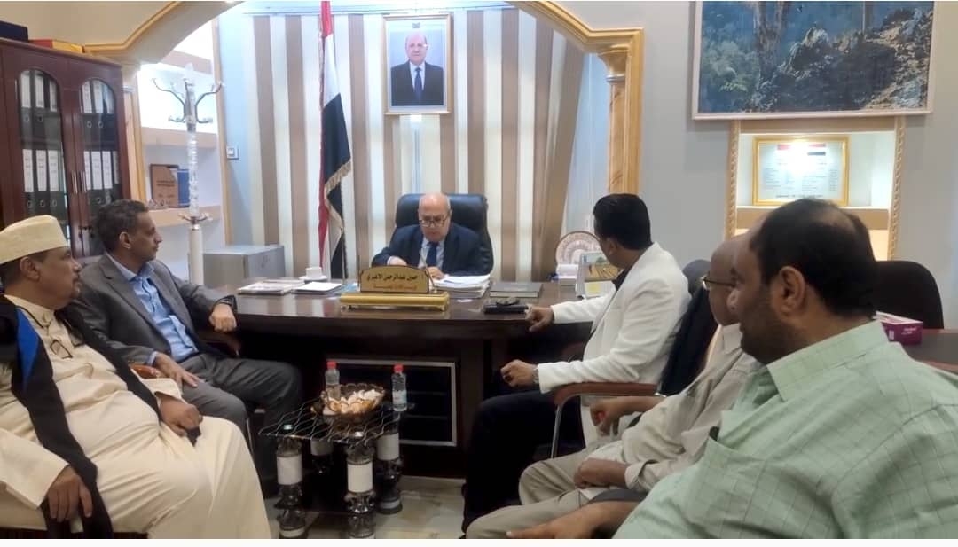 الوزير الأغبري يترأس اجتماعاً بقيادة الوزارة ويشيد بمستوى الإنضباط الوظيفي