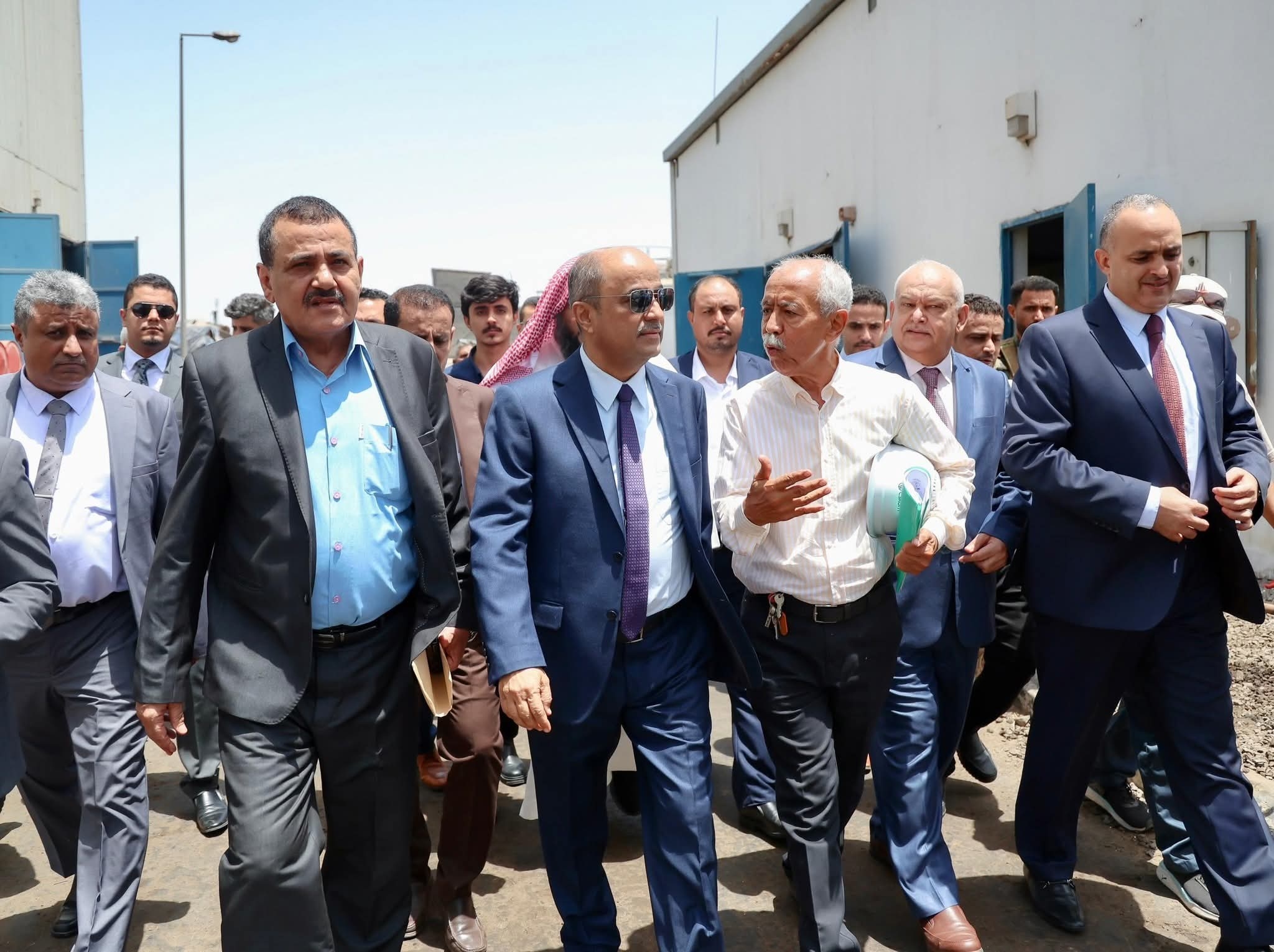 زيارة ميدانية لرئيس الوزراء إلى عدد من محطات كهرباء عدن ويوجه بهذا الأمر