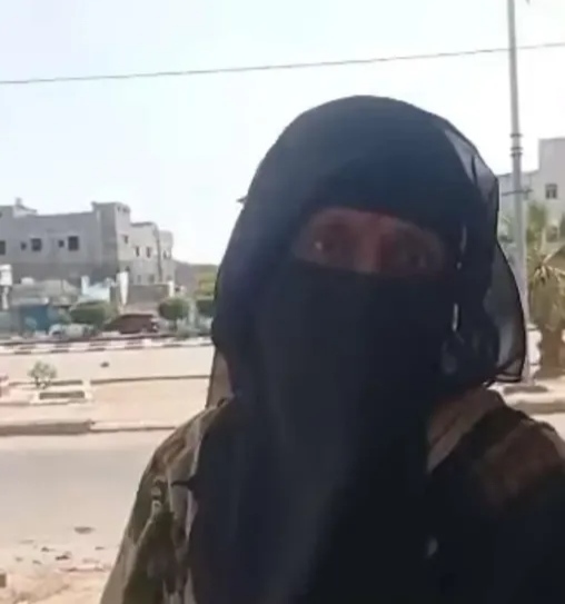عدن.. مسنة تعمل في صندوق النظافة براتب شهري قدره ألف ريال (تفاصيل مؤلمة)