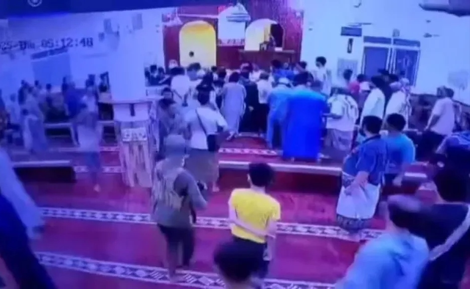مسلحون يقتحمون مسجد في عدن ويختطفون الإمام.. ورد حكومي ومتابعة عضو مجلس القيادة الرئاسي للحادثة