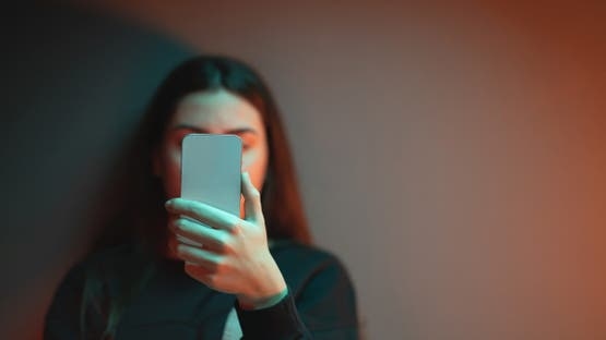 الكشف عن تفاصيل قضية ابتزاز إلكتروني تقف وراءها إمرأة يمنية