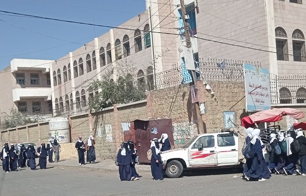 صنعاء.. المواطنون يعبرون عن غضبهم من قرار التربية والتعليم