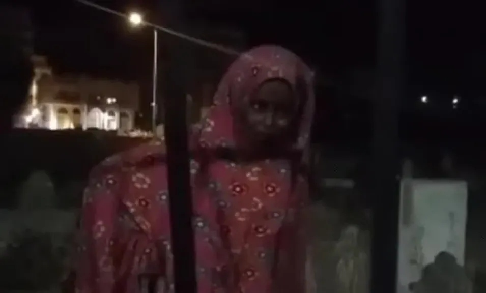 مواطنون في عدن يضبطون إمرأة تقوم بأعمال السحر في مقبرة المعلا