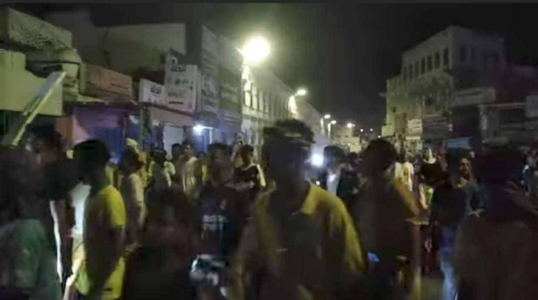 انتفاضة شعبية في المكلا احتجاجا على تدهور خدمة الكهرباء وتردي الأوضاع المعيشية في حضرموت (صور)