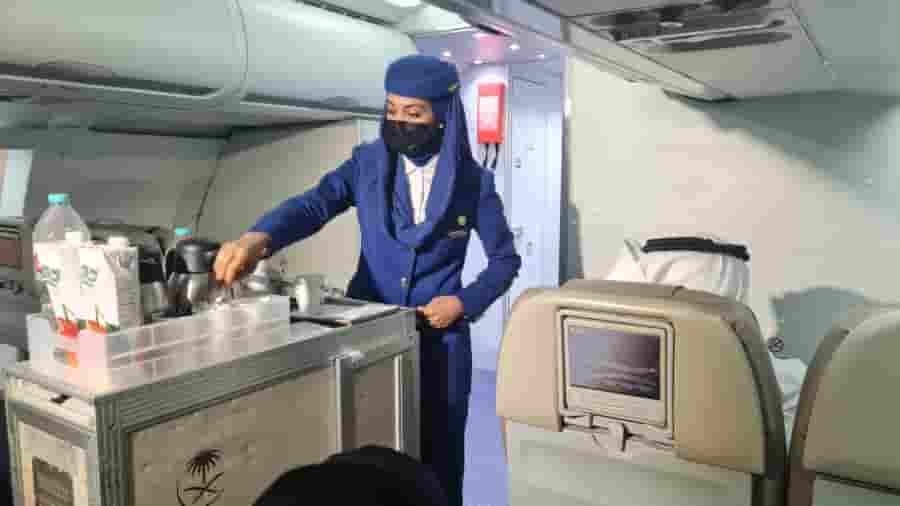 شاهد: ماذا تفعل المضيفات بالملح عندما ينام المسافرون على متن الطائرة؟ مضيفة طيران سعودية تكشف المفاجأة