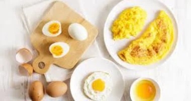 ماذا يحدث لجسمك عند تناول البيض المسلوق؟