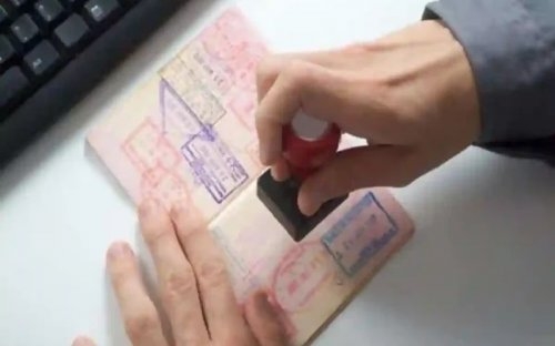 عاجل: المملكة تعلن وقف إصدار تأشيرات الزيارة العائلية والسياحية إلى السعودية.. ماذا يعني ذلك؟