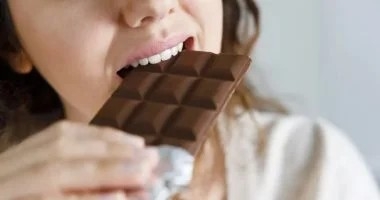 ماذا يحدث لجسمك عند تناول قطعة شيكولاتة داكنة مع الشاى.. فوائد لا تتوقعها
