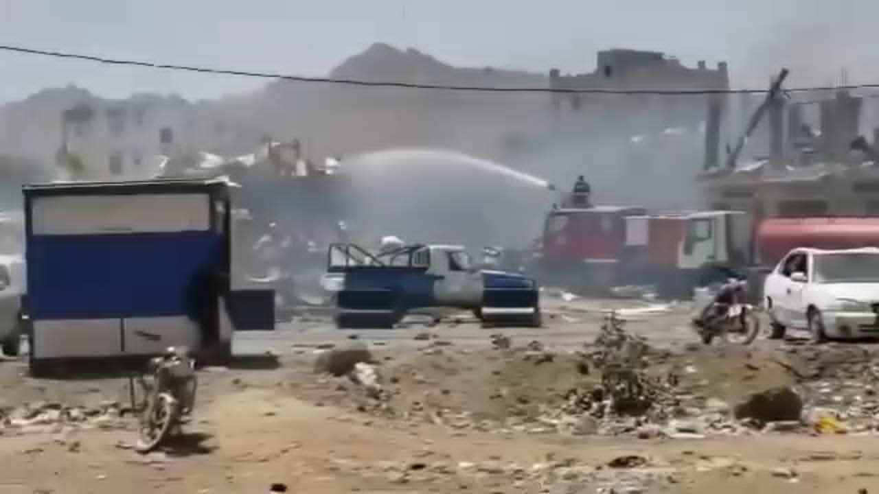 مقتل وإصابة العشرات وتدمير 10 منازل كليًا في انفجار مخزن أسلحة بصنعاء (فيديو)